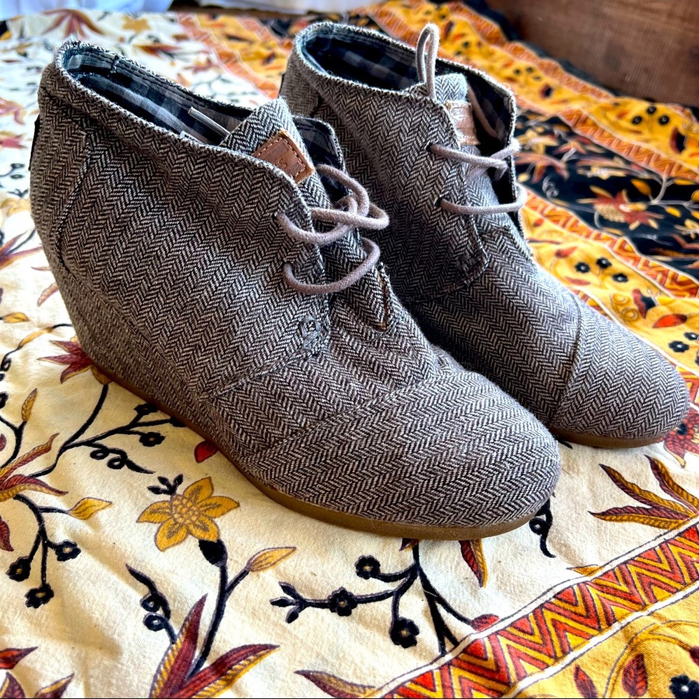 Toms herringbone tweed wedge tie shoes size 7